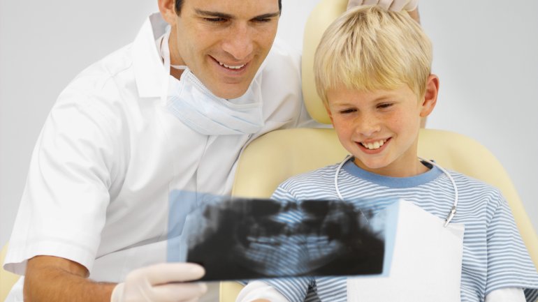 Das Bild zeigt einen Jungen beim Zahnarzt.