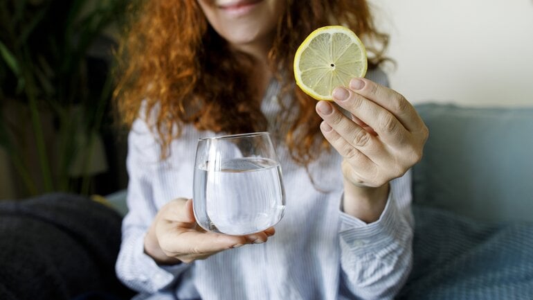 Zitronenwasser: Beliebtes Hausmittel, um den Körper zu entgiften