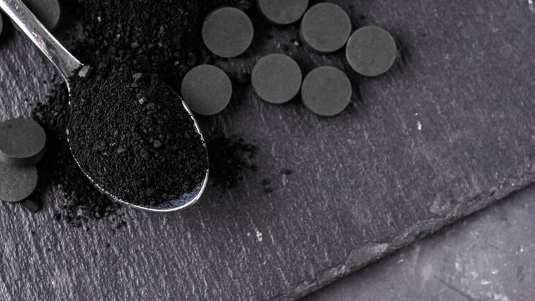 Körper entgiften mit Aktivkohle: "Black Detox" als Hausmittel?