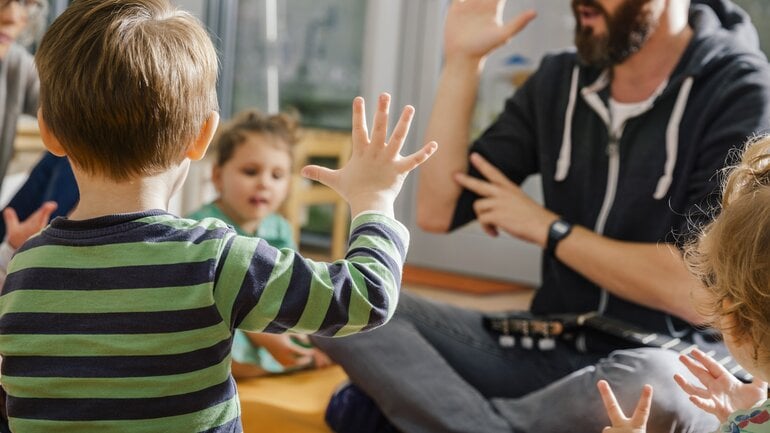 Warum breitet sich Krätze in Kitas und Pflegeheimen leichter aus?