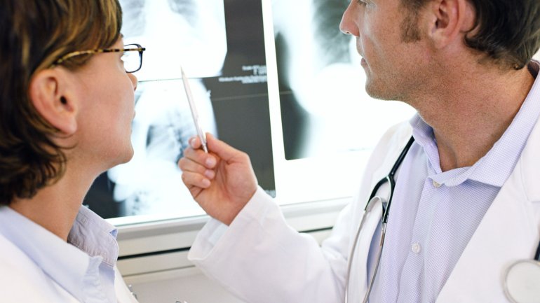 Ein Arzt und eine Ärztin besprechen ein Röntgenbild.