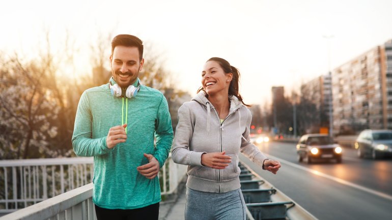 Ein Mann und eine Frau laufen (joggen) gemeinsam.