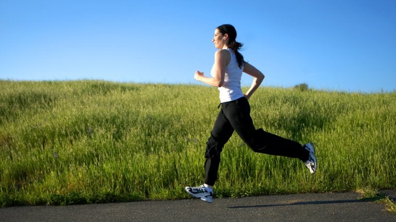Das Bild zeigt eine joggende Frau.
