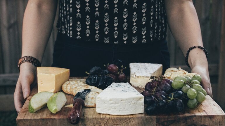 Käse-Fans aufgepasst: Auch er kann Herz und Gefäße belasten