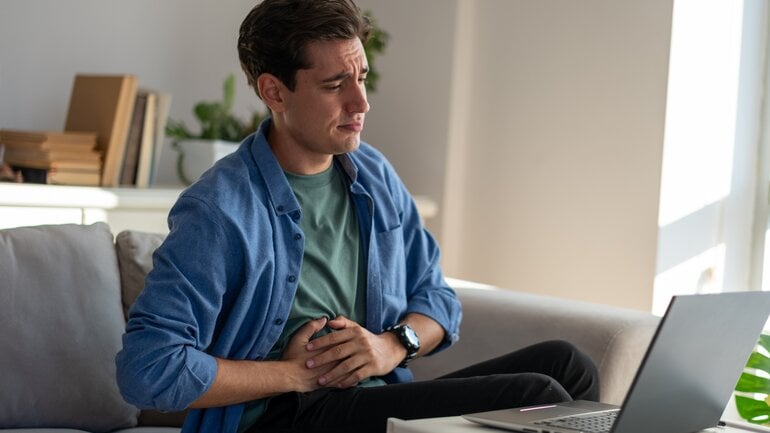 Druckgefühl im Oberbauch: Mögliches Symptom einer Leberzyste