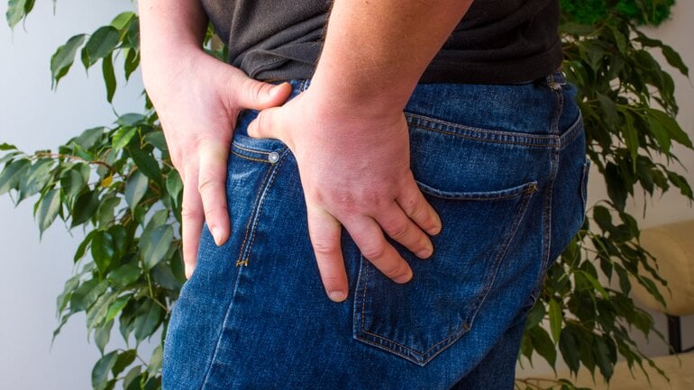 Zunahme der Beschwerden im Stehen: Häufig bei Leistenbruch