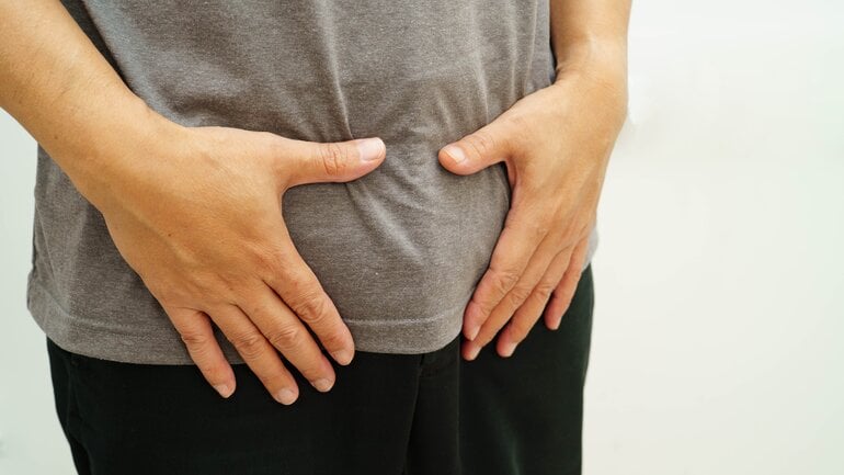 Vorwölbung in der Leiste: Typisches Symptom bei Leistenbruch