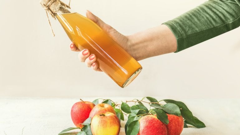 Hausmittel bei Sodbrennen: Apfel und Apfelessig