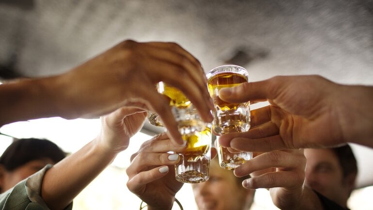 Alkohol reizt die Magenschleimhaut