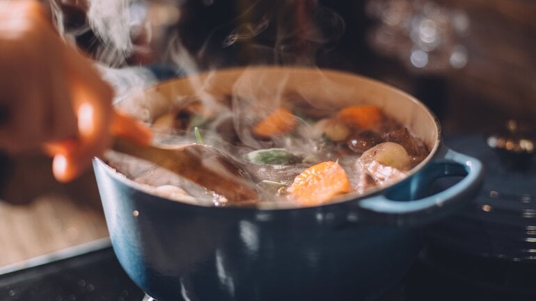 Sehr heiße Speisen und Getränke reizen die Magenschleimhaut