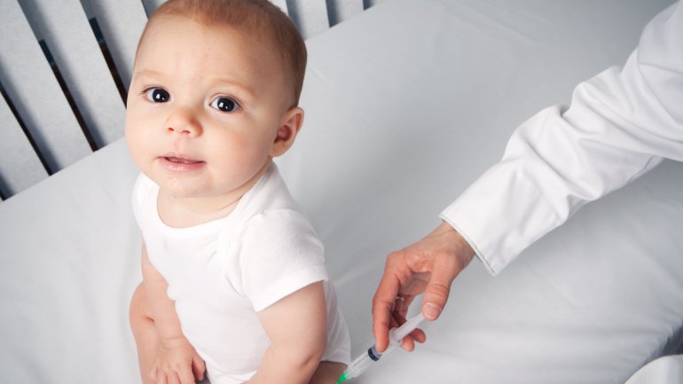 Baby bekommt MMR-Impfung beim Arzt
