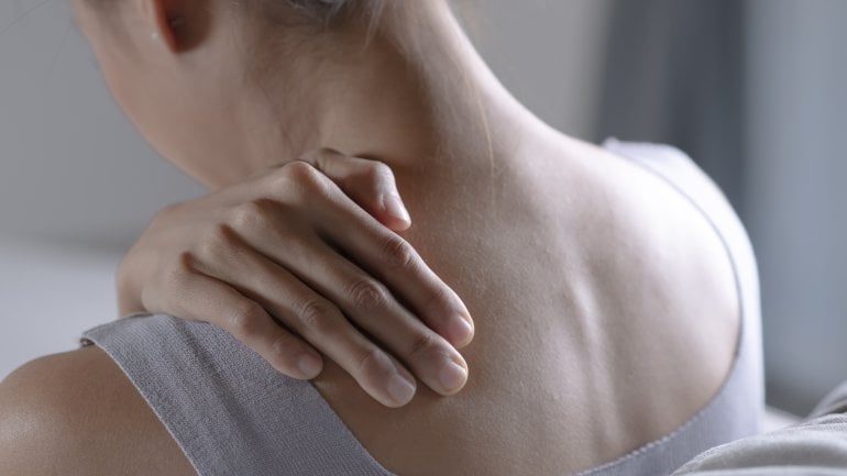 Häufiges Symptom bei Meningitis: Nackensteifigkeit