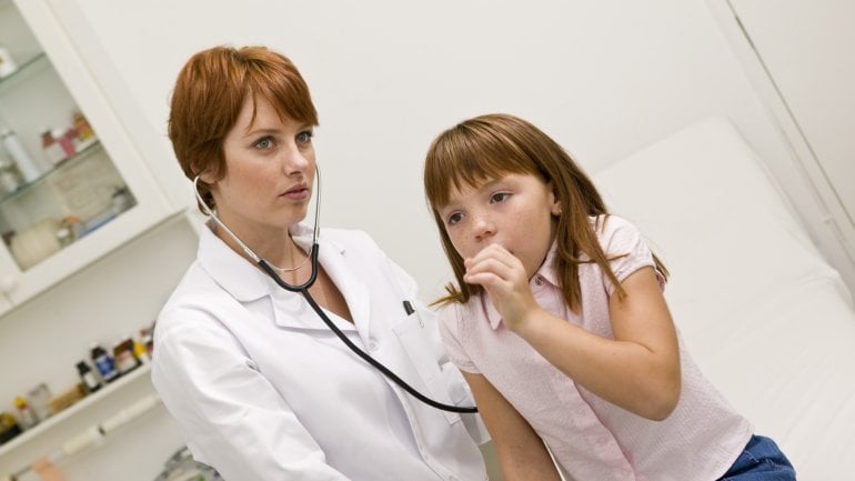 Das Bild zeigt eine Ärztin und ein Kind. 