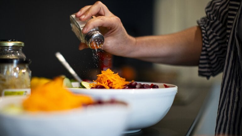 Hausmittel gegen niedrigen Blutdruck: Salzmenge maßvoll erhöhen