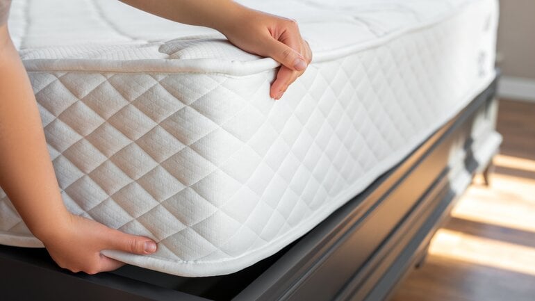 Kopfende des Bettes leicht erhöhen: Hausmittel gegen Hypotonie