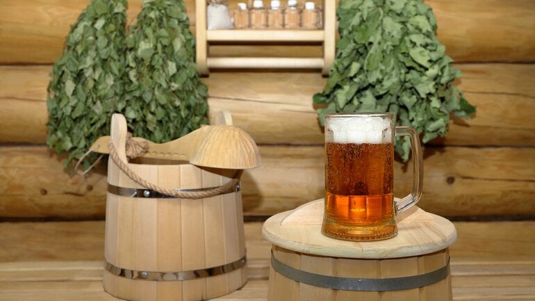 Wichtig bei niedrigem Blutdruck: Hitze und Alkohol meiden