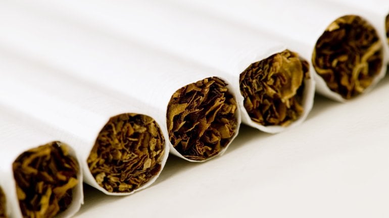 Das Bild zeigt mehrere Zigaretten, die nebeneinander liegen.