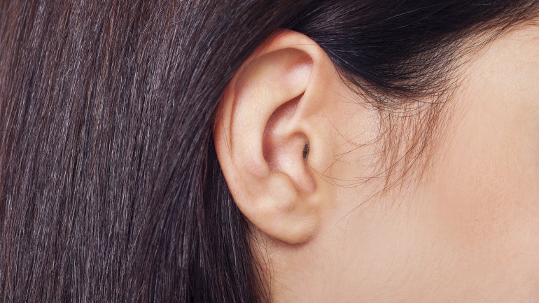 Das Bild zeigt ein Ohr einer Frau.