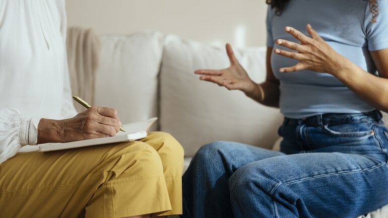 Bei ständigem Overthinking professionelle Hilfe suchen