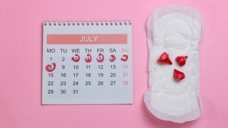 Ein Kalender, daneben eine Binde mit Blut (Symbolbild).
