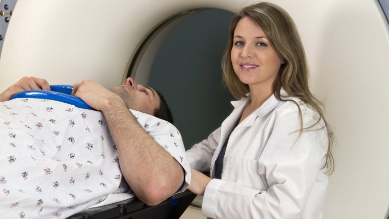 Das Bild zeigt einen Patienten vor einer Positronen-Emissions-Tomographie.
