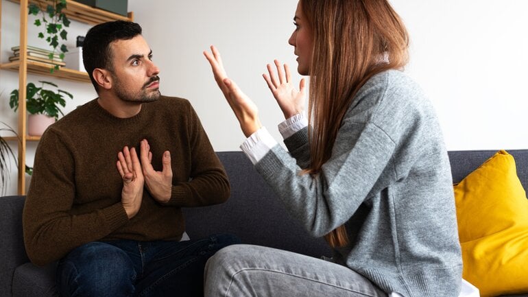 Schuldzuweisungen an andere: Anzeichen für Peter-Pan-Syndrom