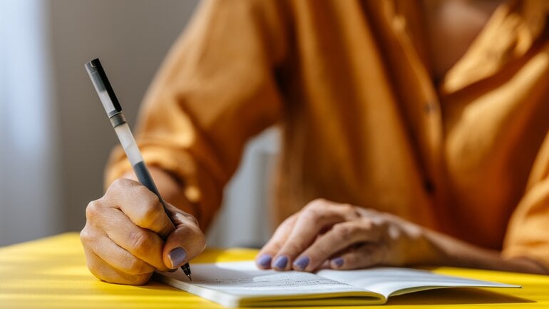 Frau schreibt in Journal