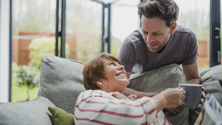 Mittelalter Mann bringt Seniorin eine Tasse