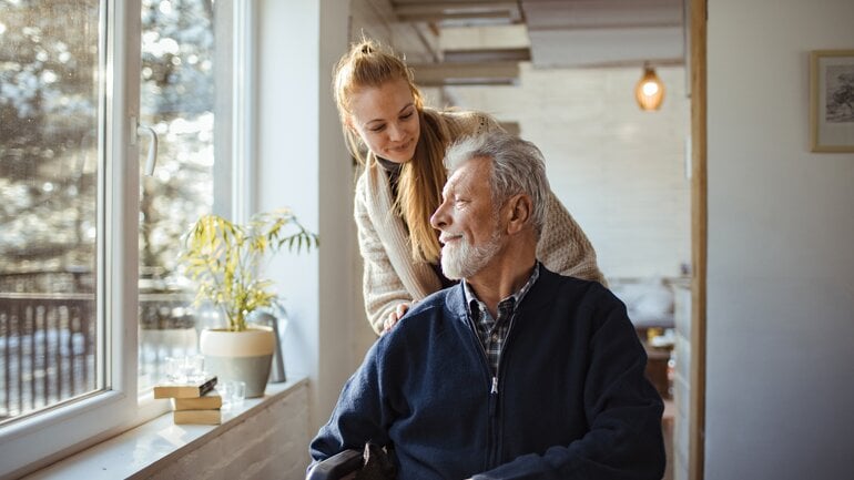 24-Stunden-Pflegekraft kümmert sich um Senior