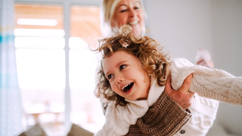 Oma wirbelt Enkelkind durch die Luft