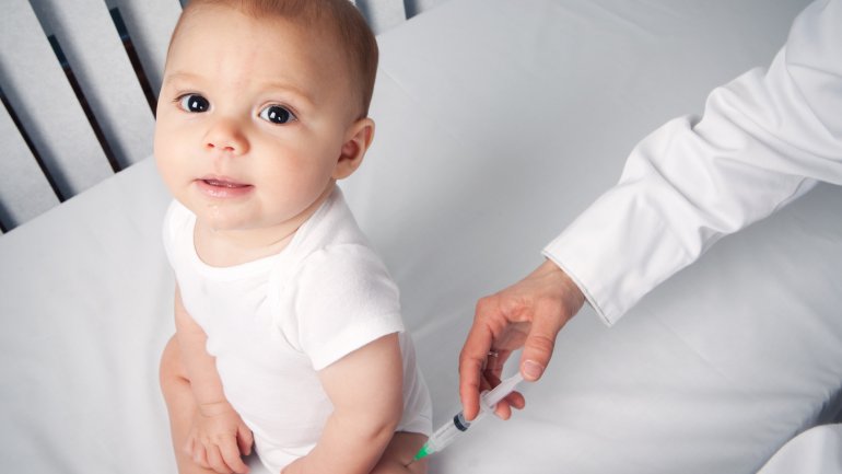 Baby wird mit Priorix gegen MMR geimpft.