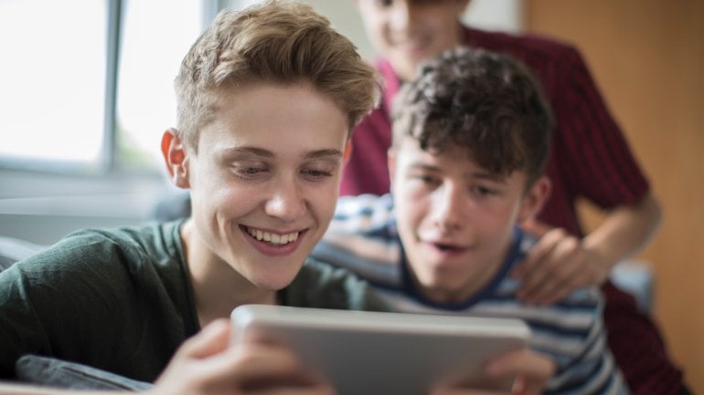 Pubertät: Drei Jungen spielen gemeinsam ein Videospiel.
