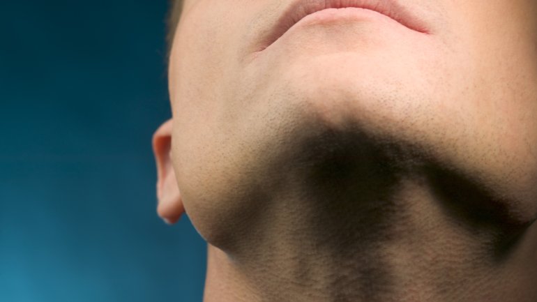 Das Bild zeigt den Hals eines Mannes.