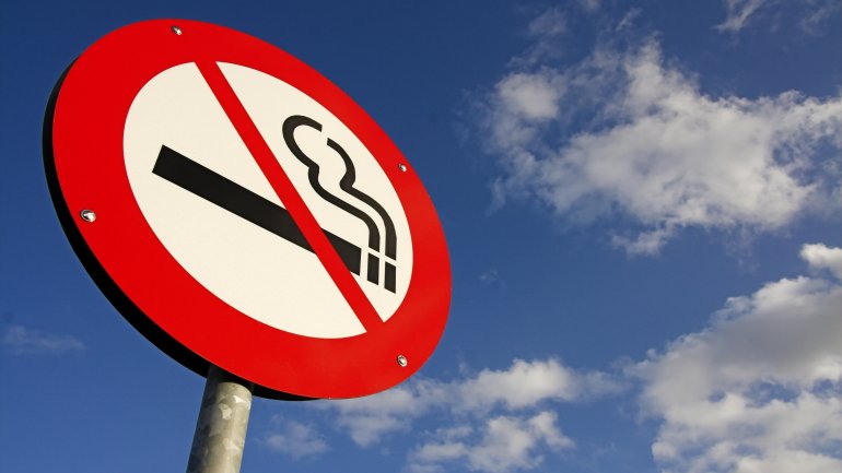 Das Bild zeigt ein Nicht-rauchen-Schild.