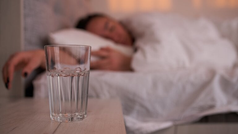 Hohe Temperaturen im Schlafzimmer? Wasser neben dem Bett!