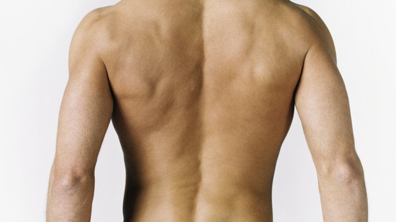 Das Bild zeigt die Rückseite eines nackten Mannes.