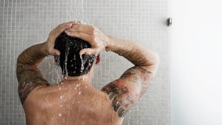 Lauwarm duschen: Hausmittel gegen Schweiß