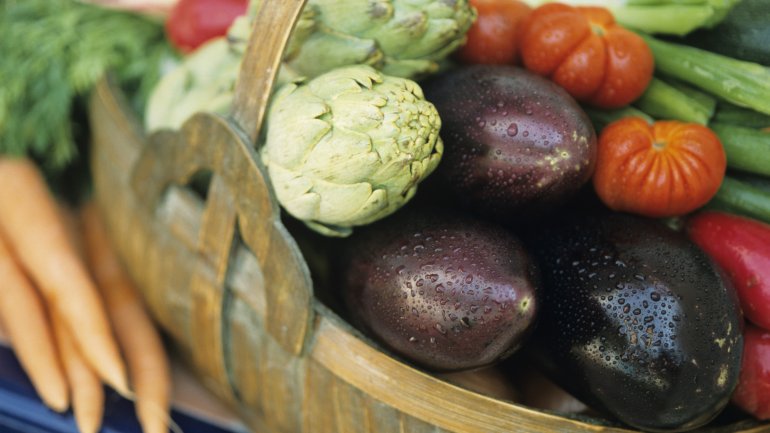 Das Bild zeigt einen Korb mit Gemüse.