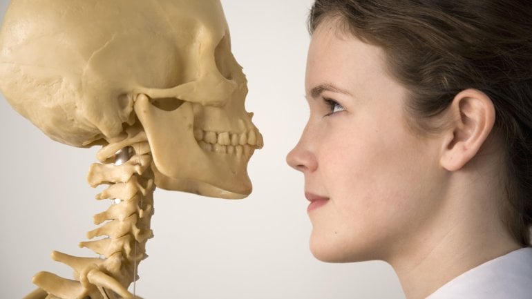 Das Bild zeigt eine Frau und ein Skelett.