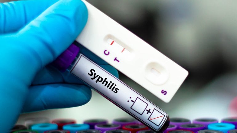 Syphilis mit Kondomen und Tests vorbeugen