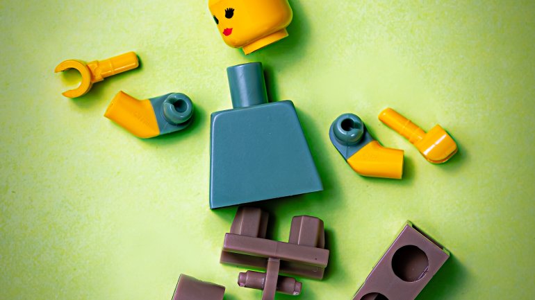 Ein Legomännchen ist in seine Einzelteile zerlegt
