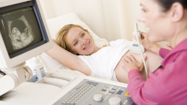 Das Bild zeigt eine Ultraschalluntersuchung einer Schwangeren.