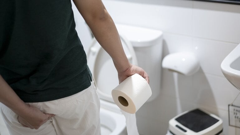 Typische Symptome bei verspanntem Beckenboden: Probleme beim Stuhlgang