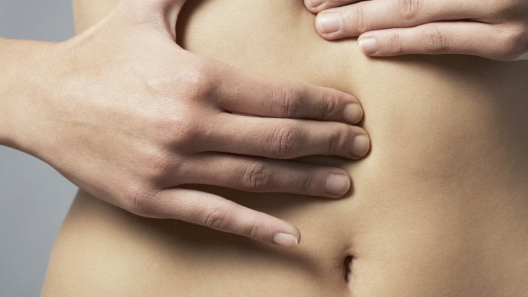 2. Darm aktivieren durch Massage des Bauches
