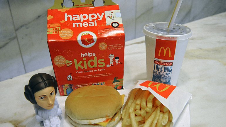 Das Bild zeigt ein HappyMeal von McDonalds.