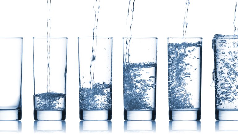 Das Bild zeigt unterschiedlich mit Wasser gefüllte Gläser.