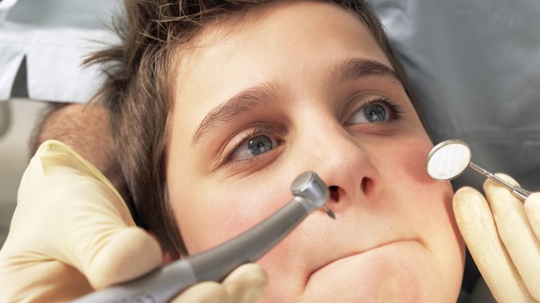 Das Bild zeigt einen Jungen beim Zahnarzt.