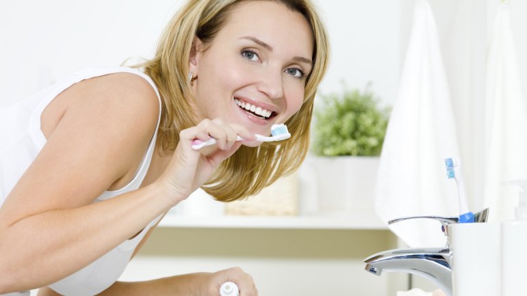 Eine Frau putzt sich die Zähne.