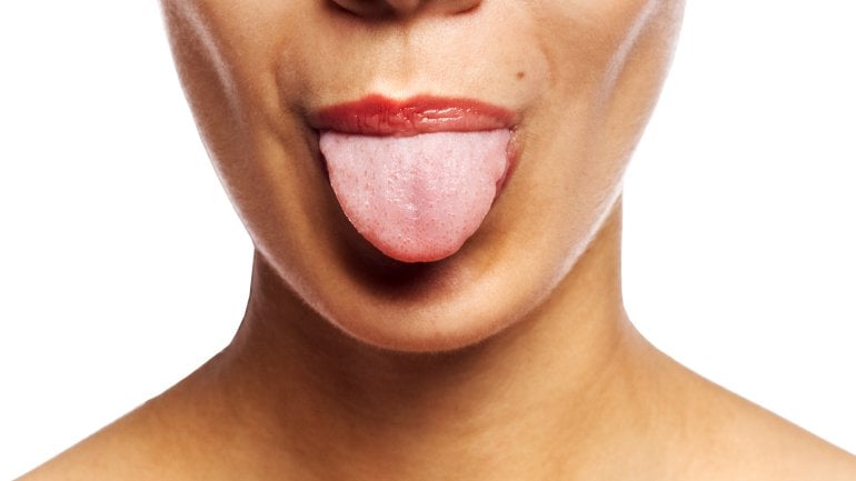 Das Bild zeigt eine Frau, die die Zunge herausstreckt.