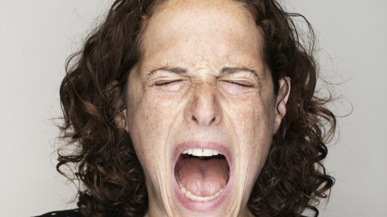 Frau leidet unter Burning-Mouth-Syndrom